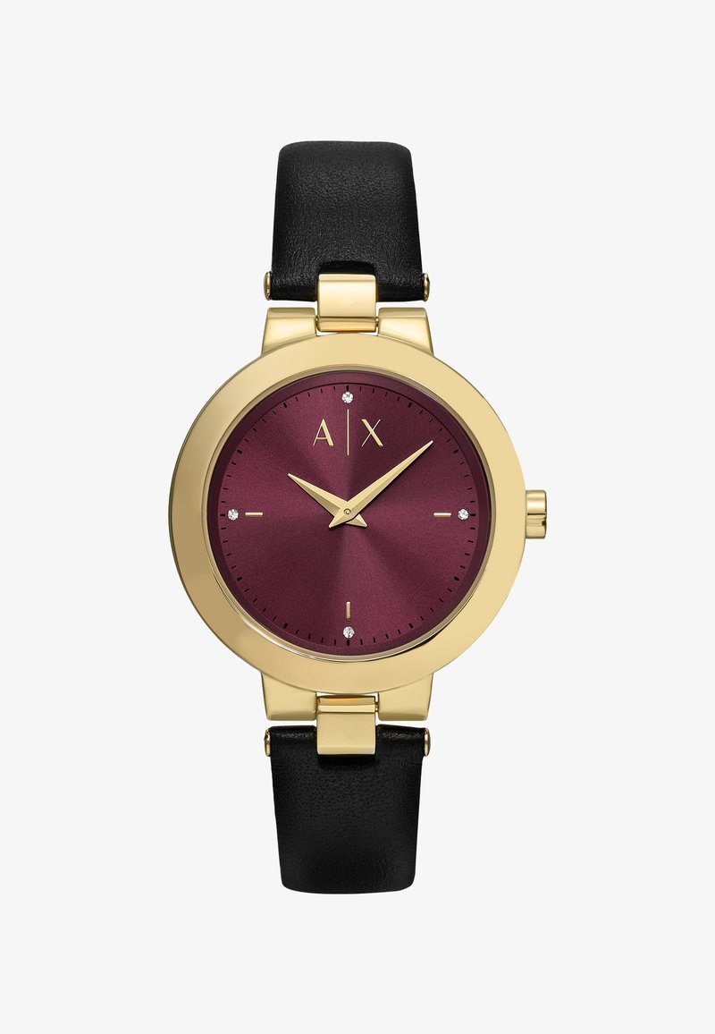 Montre dorée avec un cadran rond bordeaux, un bracelet en cuir noir et trois accents ressemblant à des diamants. Comprend des aiguilles dorées et un logo à 12 heures.