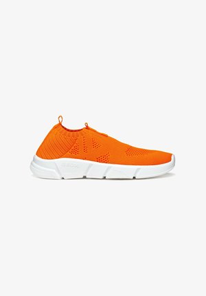 Lyse orange slip-on sneaker med strikket overdel og hvid segmenteret sål designet til casual brug.