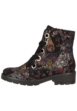 Bottine noire à la cheville avec motif floral paisley coloré, semelle épaisse, talon bloc et lacets noirs passés à travers de grands œillets argentés.
