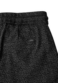 Shorts noirs à motif avec une coupe décontractée. Le tissu présente un design géométrique en blanc contrastant, avec une taille élastique et une poche arrière.
