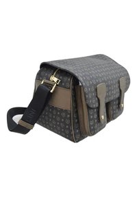 Borsa a spalla marrone e scura con motivo, dotata di hardware dorato, chiusura con zip, due tasche frontali e tracolla imbottita regolabile.