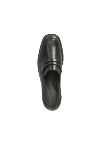 Schwarze Lederloafer mit glatter Oberfläche, runder Zehenpartie, dekorativem Hardware-Akzent und kontrastierendem Stich entlang der Sohle.