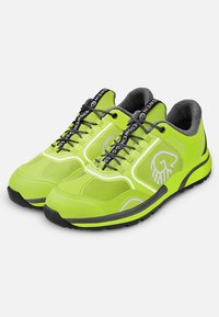 Neon-grüne Sportschuhe mit einem Obermaterial aus Mesh, schwarzen Schnürsenkeln und Gummisohlen. Verfügt über ein weißes Logo und reflektierende Akzente an den Seiten.