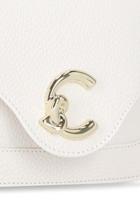 Borsa a tracolla in pelle bianca con superficie texturizzata. Presenta un logo dorato intrecciato in evidenza come chiusura, fiancheggiato da bordi curvi.