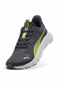 Grauer Sportschuh mit einer strukturierten Mesh-Oberfläche, limettengrünen Akzenten, dicker weißer Sohle und zentralem Schnürsystem. Mit Logo an der Seite.