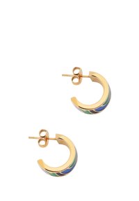 Pendientes de aro en tono dorado con un diseño curvado y acentos de esmalte azul y verde. Textura suave con un cierre de poste seguro.