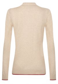 Beige Pullover mit langen Ärmeln aus Strick, der eine weiche Textur, einen Kragen und rote Akzente am Saum und an den Bündchen aufweist, mit einer taillierten Silhouette.
