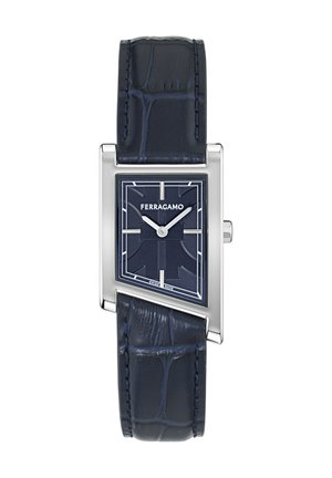 Reloj rectangular plateado con esfera texturizada azul oscuro, agujas plateadas, logo de Ferragamo y correa de cuero de cocodrilo azul marino.