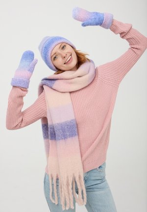 Różowy sweter wykonany na drutach, niebieska i fioletowa czapka w paski, pasujące rękawiczki oraz różowy szalik z gradientowymi akcentami, ozdobiony frędzlami.