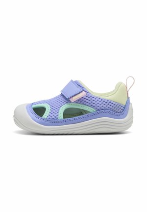 Zapatilla transpirable para niño en color morado y menta con suela blanca, correa de velcro ajustable y detalles recortados para ventilación.