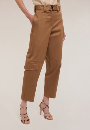 Bruine cargobroek met een belted taille, twee zijzakken en een relaxed fit. Draag met gespen hoge hakken.