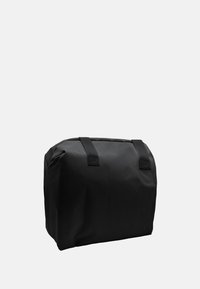 Borsa duffel nera realizzata in materiale resistente. Forma rettangolare con due manici robusti. Texture liscia, design minimalista senza motivi.