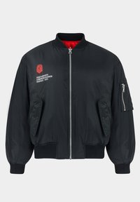 Czarna bomberka z czerwonym wnętrzem, zamek błyskawiczny, ściągacze przy mankietach oraz haftowane logo z przodu i na rękawie. Zawiera boczne kieszenie.