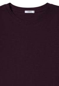 Donkerpaarse T-shirt met een ronde hals, gemaakt van zacht, textuurstof. Beschikt over een label met de merknaam "CECIL" op de halslijn.
