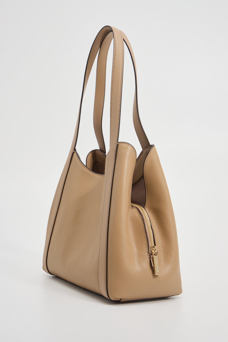 Bolso de piel de color marrón claro con forma estructurada, que cuenta con dos asas largas, textura suave y un bolsillo lateral con cremallera y herrajes dorados.