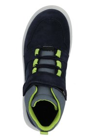 Navy blauwe suede en grijs textiel hoge schoen met groene accenten, veters en klittenbandsluiting, rubberen zool en gewatteerde kraag.