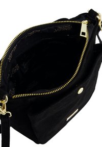 Czarna zamszowa torebka z zamkiem i okuciami w kolorze złotym. Przestronne wnętrze wyłożone materiałem z logo marki. Zawiera regulowany pasek.