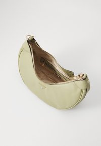 Borsa a spalla in pelle sintetica verde con design curvo, accessori in tonalità oro e chiusura con zip. L'interno presenta un motivo con logo.