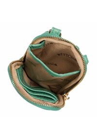 Cartera de cuero texturizado verde, con cremallera, y forro de tela beis. Cuenta con múltiples ranuras para tarjetas y un compartimento central para monedas.