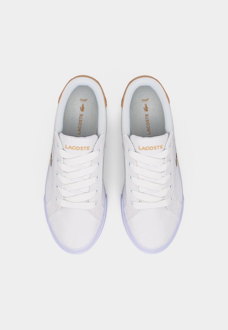 Sneakers bianche Lacoste con lacci, dettagli beige sul tallone e sul logo, viste dall'alto su uno sfondo neutro.
