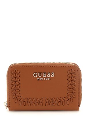 Rudas dirbtinės odos piniginė su iškiliais siuvinėjimo raštais, sidabrinis logotipas "GUESS EST 1981" priekyje ir užtrauktuko uždarymas.