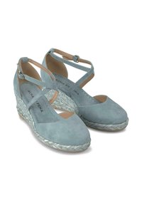 Scarpe con zeppa in suede azzurro chiaro, design con cinturino incrociato, dettagli in juta intrecciata sul tallone e punta arrotondata chiusa.