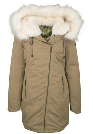 Manteau d'hiver long en tissu beige avec capuche en fausse fourrure blanche, fermeture éclair asymétrique sur le devant et poches latérales zippées.
