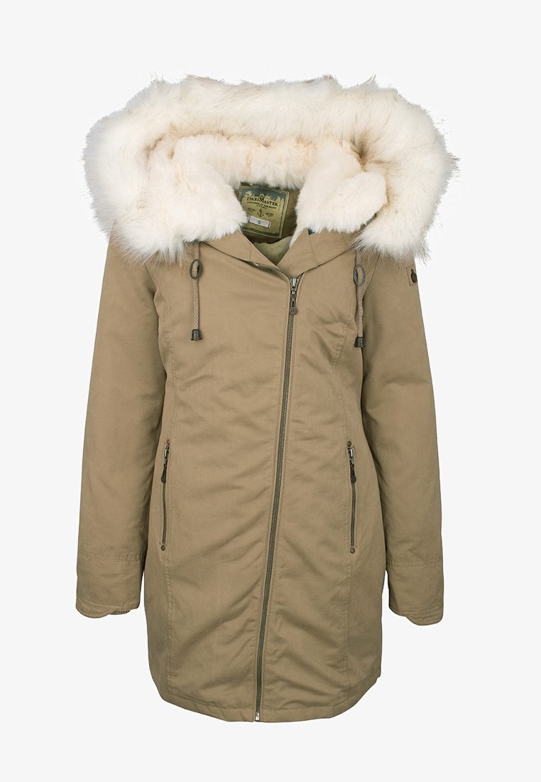 Manteau d'hiver long en tissu beige avec capuche en fausse fourrure blanche, fermeture éclair asymétrique sur le devant et poches latérales zippées.