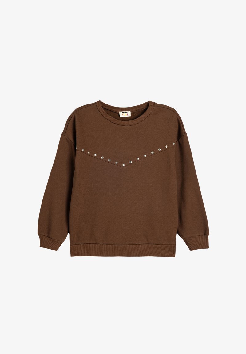 Brązowy bawełniany sweatshirt z okrągłym dekoltem, opadającymi ramionami oraz dekoracyjnymi srebrnymi ćwiekami ułożonymi w wzór chevron na klatce piersiowej.