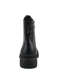 Bottes noires en cuir au niveau de la cheville avec une texture lisse, un bout arrondi et un petit talon en bloc. Présente un tirant à l'arrière et des coutures contrastantes.