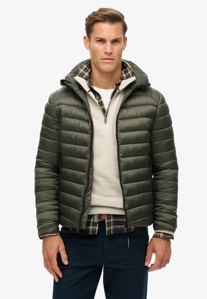 Giacca imbottita verde scuro con zip frontale e cappuccio, con un motivo a quadretti sul colletto, indossata sopra un maglione chiaro.