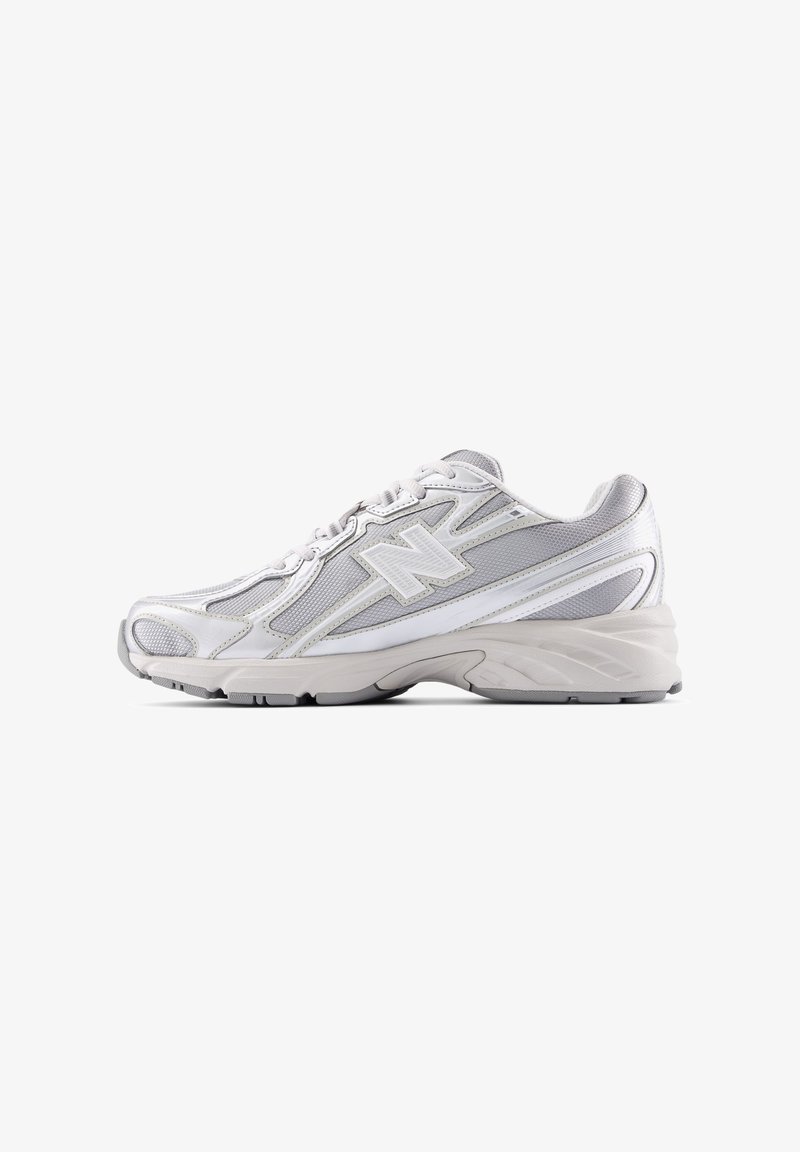 Chaussure de course New Balance blanche et grise avec semelle amortie et détails en tissu mesh, vue de côté extérieur sur fond blanc.