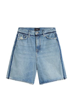 Lichtblauwe denim shorts met rafelige zoom, knoopsluiting aan de voorkant, rits, riemlussen en donkerdere strepen aan de zijkanten.
