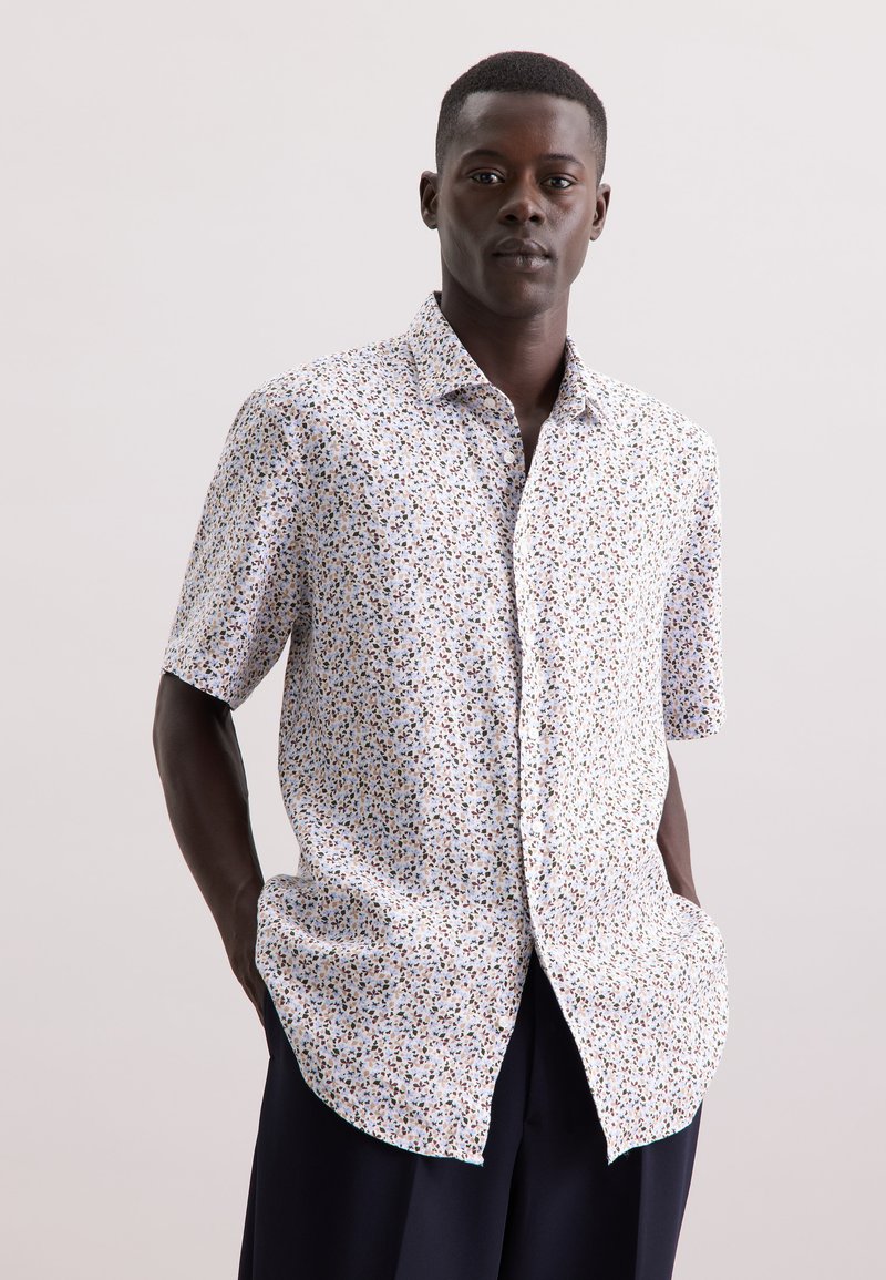 Korte mouwen blouse met knopen van witte stof met een multikleurig bloemenpatroon. Kenmerkt zich door een ontspannen pasvorm en een gebogen zoom.