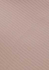 Tissu côtelé rose présentant de fines lignes verticales et une texture douce, adapté à une gamme d'applications vestimentaires ou textiles.