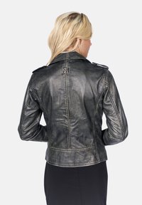 Zwarte leren motorjack met een getextureerde afwerking, aansluitend ontwerp, epauletten op de schouders en gestikte details op de mouwen en rug.