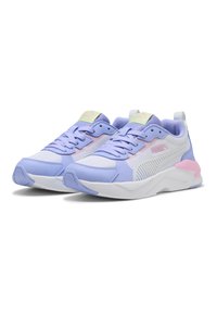 Par de zapatillas Puma en blanco, lavanda y rosa pastel con parte superior de malla y sintética, exhibidas lado a lado mirando hacia la derecha.