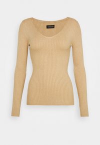 Beżowy sweter z prążkowanej dzianiny z długimi rękawami i okrągłym dekoltem, dopasowany krój, wyeksponowany na białym tle.