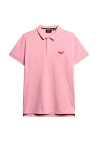 Różowa koszulka polo wykonana z miękkiego materiału, z klasycznym kołnierzykiem, zapięciem na dwie guziki oraz małym czerwonym haftowanym logo po lewej stronie klatki piersiowej.