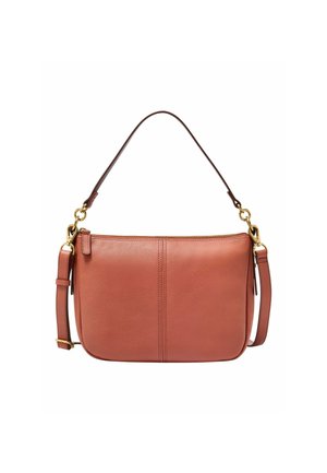 Sac à bandoulière en cuir marron avec texture granuleuse, ferrures dorées, sangle réglable et fermeture éclair supérieure, sur fond blanc.