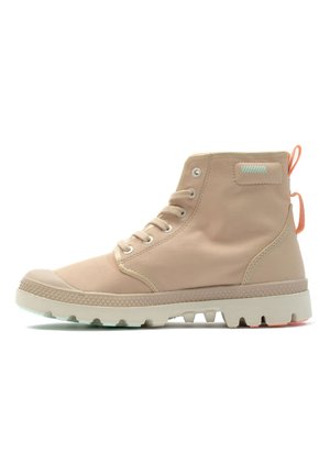 Bottine en toile beige clair avec une semelle en caoutchouc texturé, lacets plats et un onglet de tirage orange ; présente un accent de talon à motif.