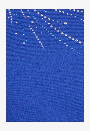 Blauwe gebreide stof met verspreide decoratieve strass-steentjes in zilver en tinten van blauw, gerangschikt in een spiraalvormig patroon.