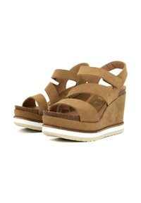 Sandali con zeppa in suede marrone, caratterizzati da più fasce larghe, design con punta aperta e suola in gomma bianca con finitura testurizzata e accentuazione in sughero.