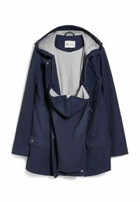 Voděodolná námořnicky modrá bunda se šedou vnitřní podšívkou, zipem vpředu, nastavitelnou kapucí a dvěma předními kapsami. Má elastický pas.