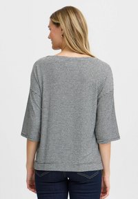 Gestreiftes Oberteil in Grau und Schwarz, mit Dreiviertelärmeln, lässiger Passform und rundem Ausschnitt. Der Stoff hat eine weiche Textur.