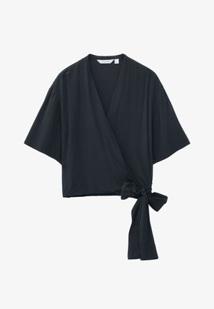 Czarna bluzka kopertowa z szerokimi rękawami i kokardą z boku w talii, z dekoltem w serek i luźnym krojem.