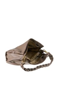 Borsa in pelle taupe con manico intrecciato, zip aperta che rivela un interno in tessuto beige con più scomparti e fodera con logo stampato.