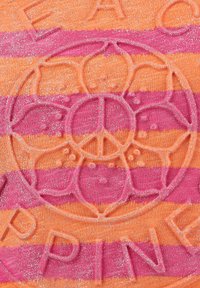 Texturiertes Gewebe mit horizontalen Streifen in Orange und Pink, versehen mit Glitzerakzenten. Zentrales, eingeprägtes Friedenssymbol und Textdetails.