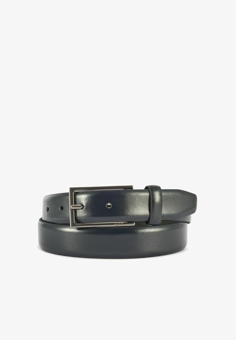 Skórzany pasek w ciemnym granacie o gładkim wykończeniu, wyposażony w srebrny metalowy klamrę i kilka otworów do regulacji rozmiaru.