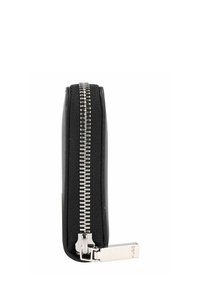 Billetera de piel negra con un zipper plateado a lo largo del lado, con forma rectangular y textura suave. Diseño minimalista.